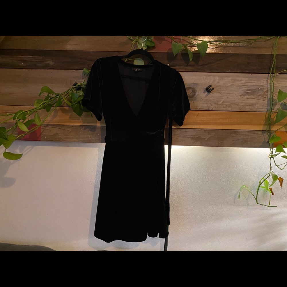 New Look Black Velvet V-Neck Mini-Dress - Picture 2 of 11